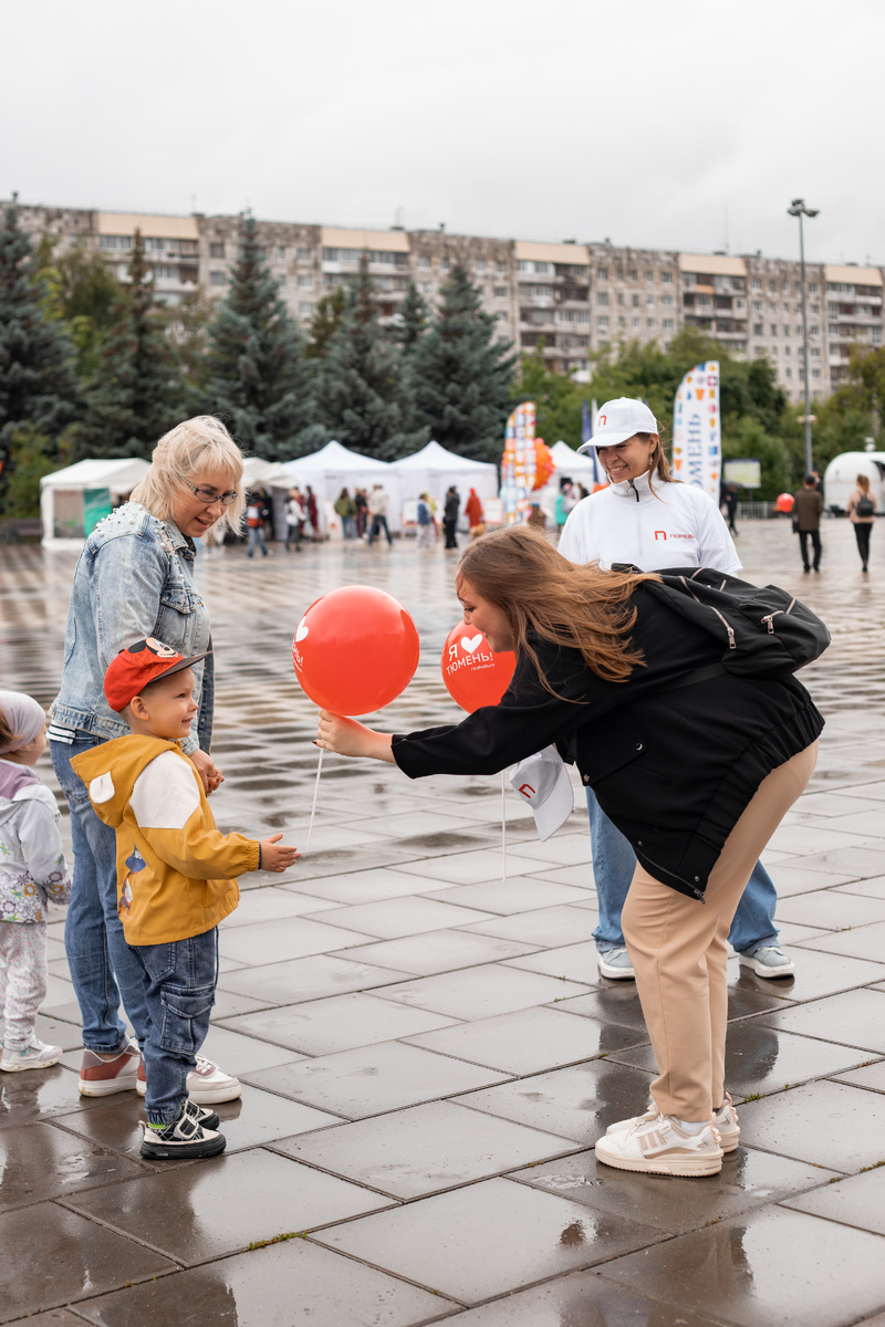 Соборная площадь ночью. Юбилей города. 400 летия тюмени парад. Праздник в центре города. День города тюмень 437.