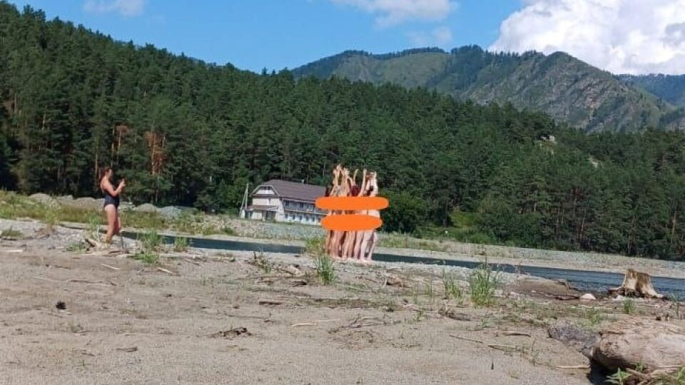    Ню-фото на реке Чемал. Источник: t.me/solundar