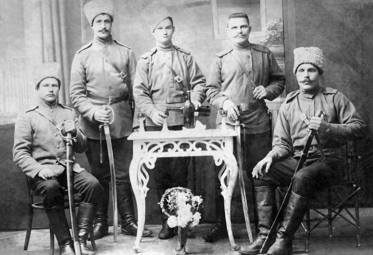 Мой дед, ефрейтор Семён Тимофеевич Вислоух (в центре). 1915 год