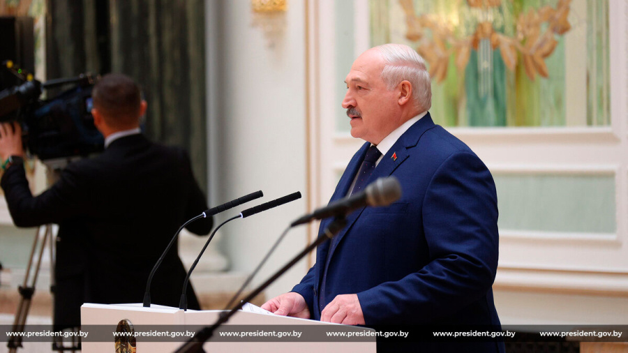     Лукашенко вручил госнаграды сотрудникам организаций системы Управления делами Президента