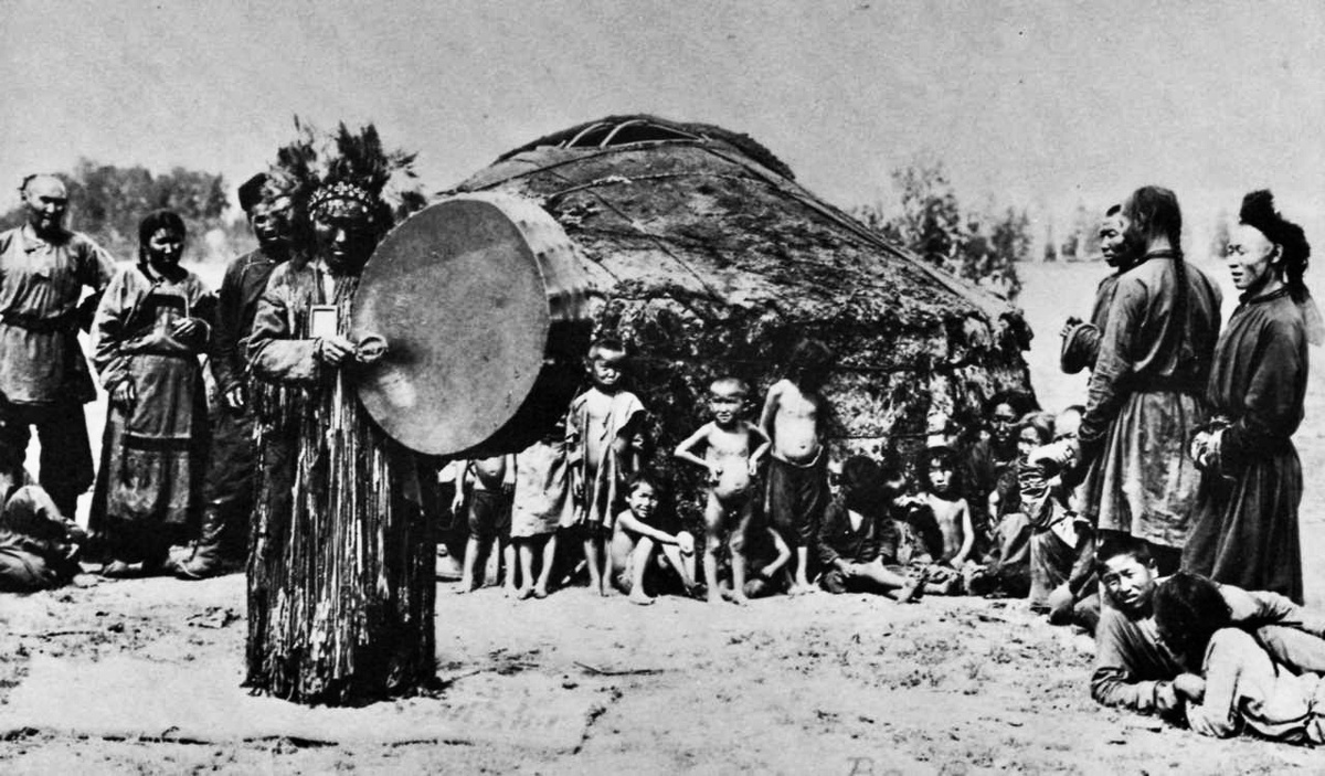 Тувинский шаман в деле. Источник: Викисклад