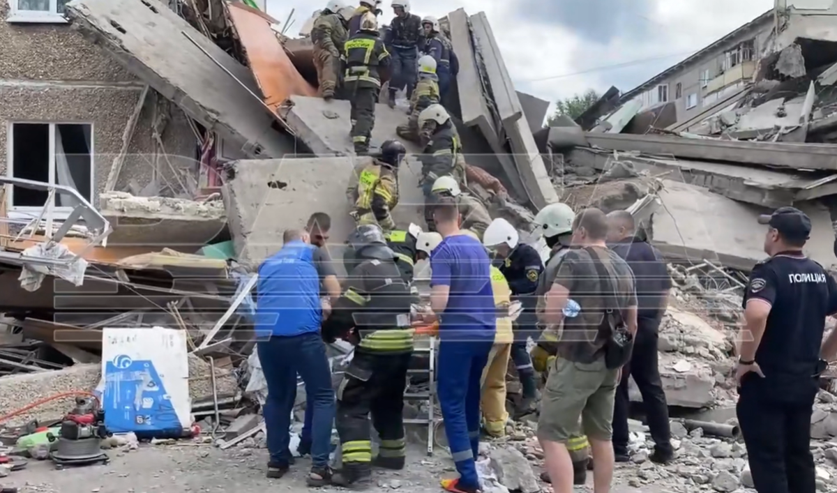 спасение одной из пострадавших при обрушении дома в Нижнем Тагиле/скриншот видео тг-канал BAZA