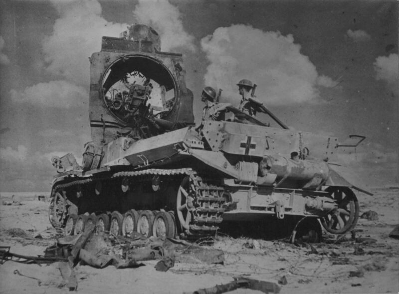 Но до 1944 года в Африке и Европе у союзников и собственно вооруженных сил было заметно меньше... в Атлантике и на Тихом океане шла «своя война», с применением большого числа кораблей... но народу там тоже не так много было, специфика ТВД.