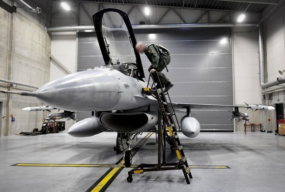    F-16