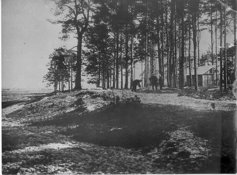 Исследования на месте Лахтинской стоянки. Фото Б.Ф. Землякова, 1923 год.