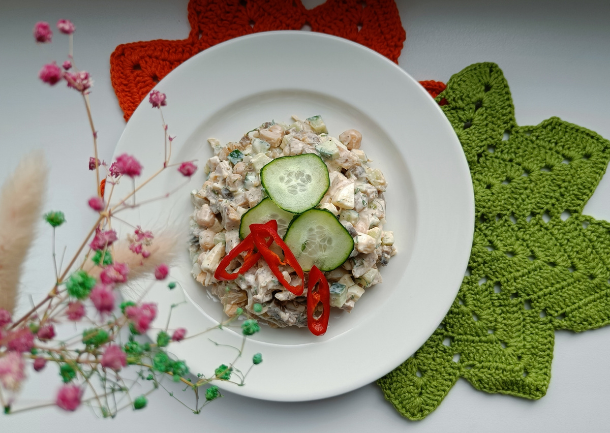 Сверху украсила огурчиком и перчиком чили.