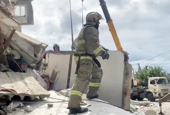    Сотрудники МЧС разбирают завалы на месте взрыва газа в жилом пятиэтажном доме на улице Сибирской в Нижнем Тагиле