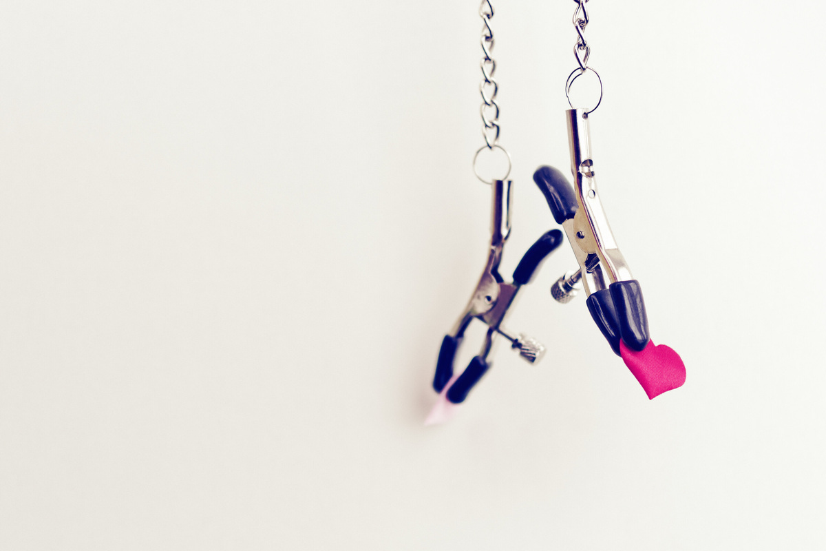     Как пользоваться зажимами, чтобы получить оргазм сосков: 5 главных правил