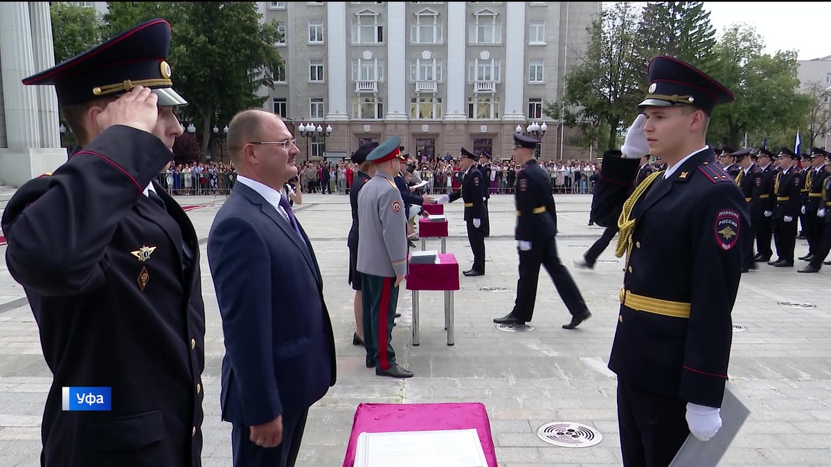    Глава Башкирии Радий Хабиров поздравил выпускников Уфимского юридического института МВД России