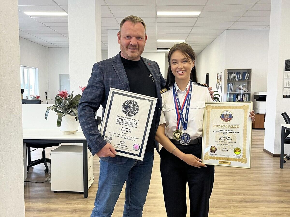    Милана Смердова из Магадана, получившая звание "Первой женщины-пилота вертолета Ми-38" от Книги Рекордов России© Фото : ОГУП "Авиация Колымы"/ВКонтакте