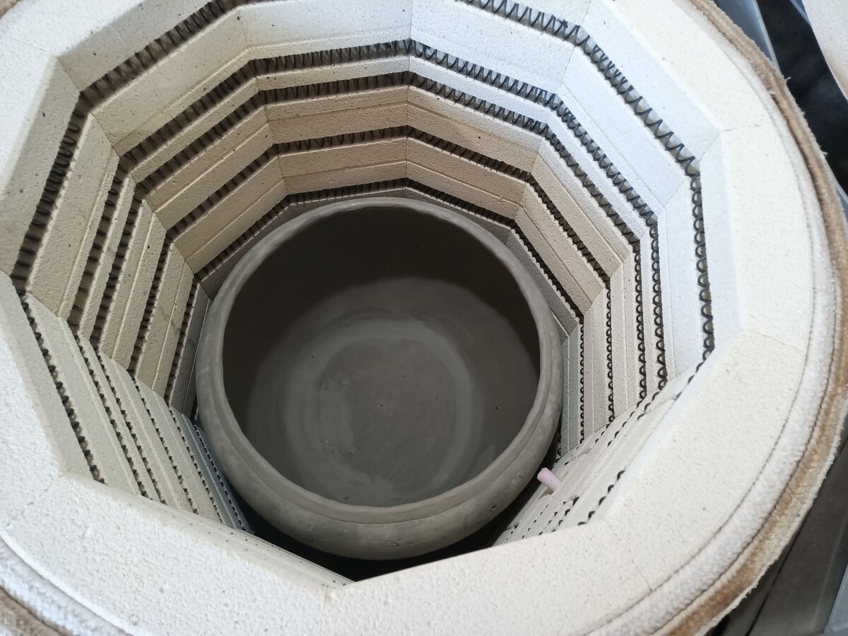 Загрузка вазонов в печь