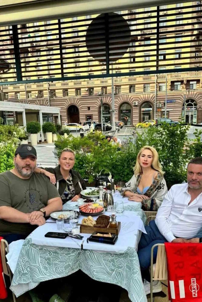 Семенович призналась, что не достает кошелек рядом с Денисом (на фото крайний справа). 