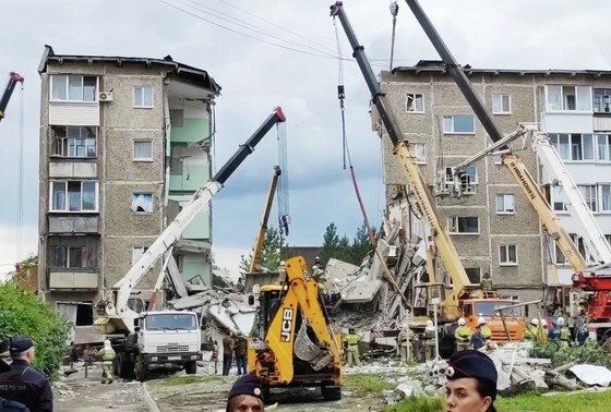    Разбор завалов на месте взрыва газа в жилом пятиэтажном доме на улице Сибирской в Нижнем Тагиле