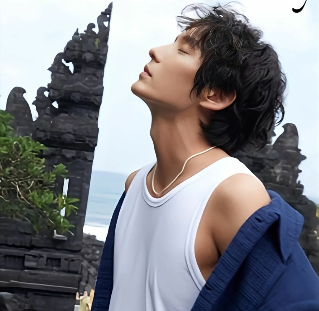 Вот эта, самый топчик на мой взгляд. Покажите плечико, господин. 