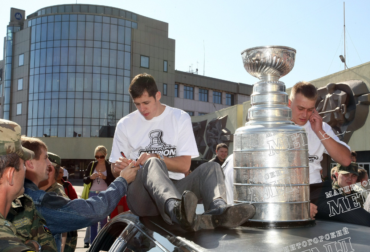 Евгений Малкин презентует землякам Кубок Стэнли. 1 сентября 2009 года.