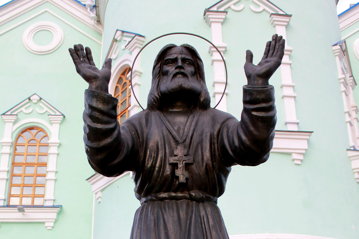 Серафима Саровского как канонизированного святого знают во всем мире.  Фото: НП «Викимедиа РУ»* / Juliannapodkopaeva222 / памятник Серафим Саровский в Курской коренной пустыни (cropped) / Creative Commons Attribution-Share Alike 4.0 (CC BY-SA 4.0)