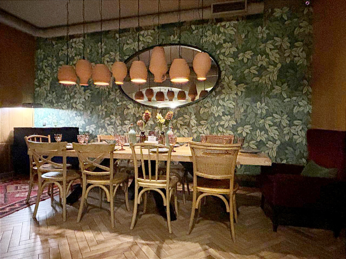 Интерьер ресторана. Анапа, 2024 год. / Фото автора