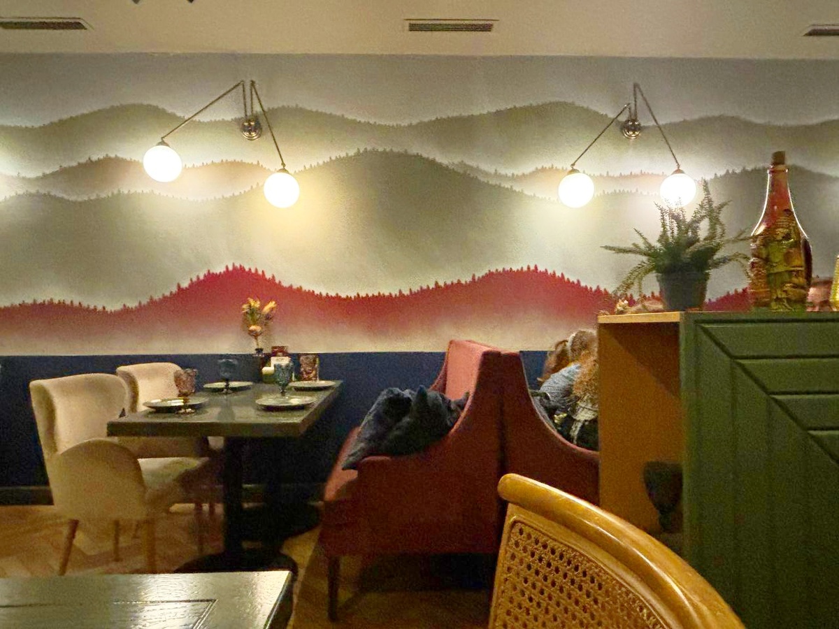 Интерьер ресторана. Анапа, 2024 год. / Фото автора