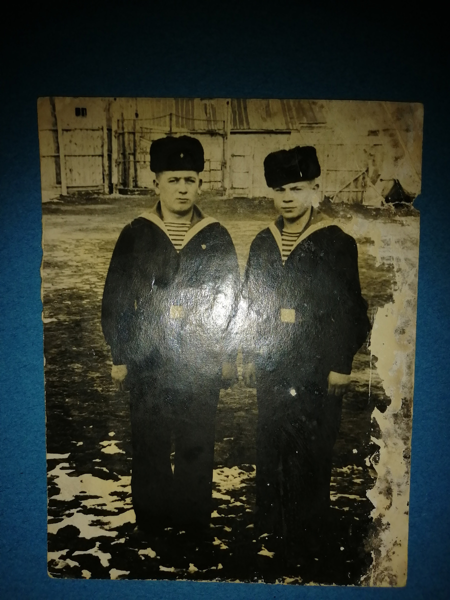 Это настоящее фото из моего семейного архива. Мой отец слева. 