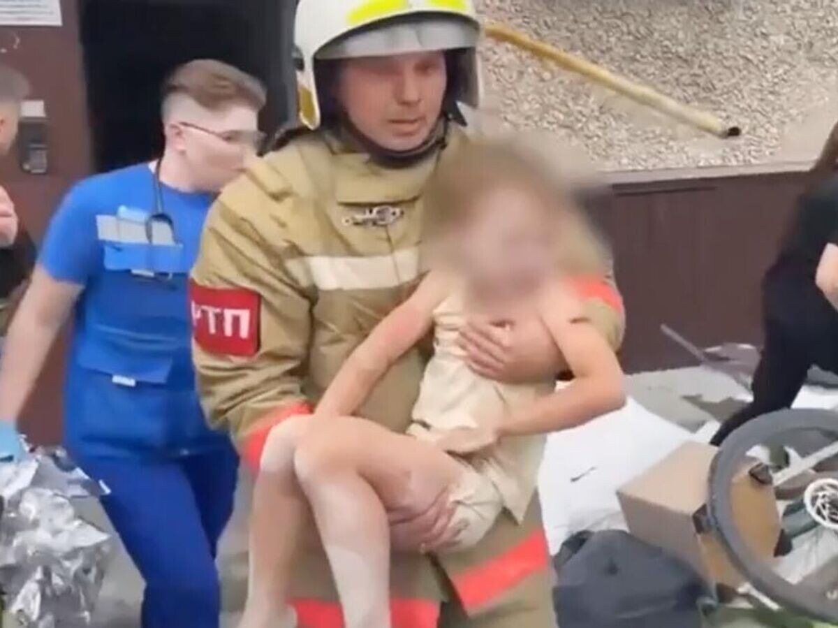    Кадр видео спасения ребенка, находившегося под завалами после взрыва в Нижнем Тагиле© МЧС России