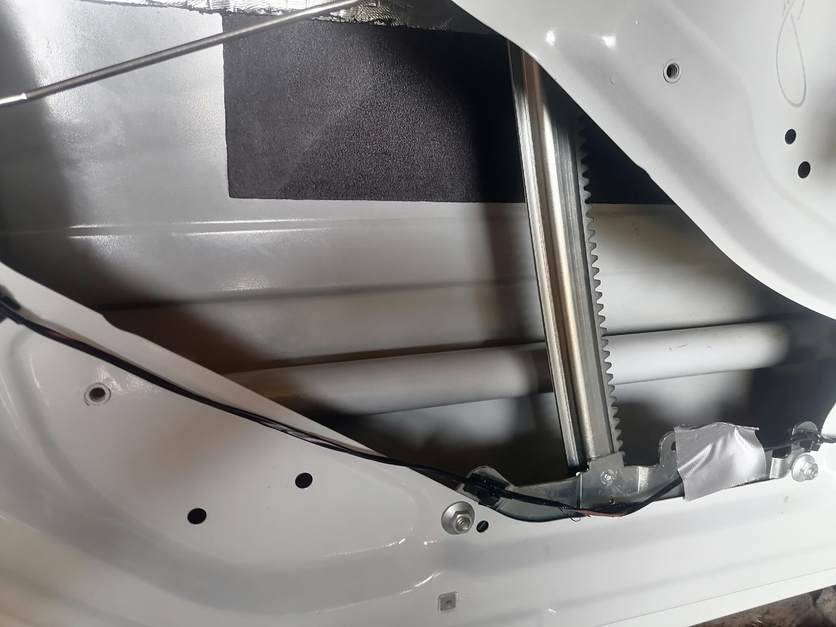 Передними левая дверь, после снят обшивки.