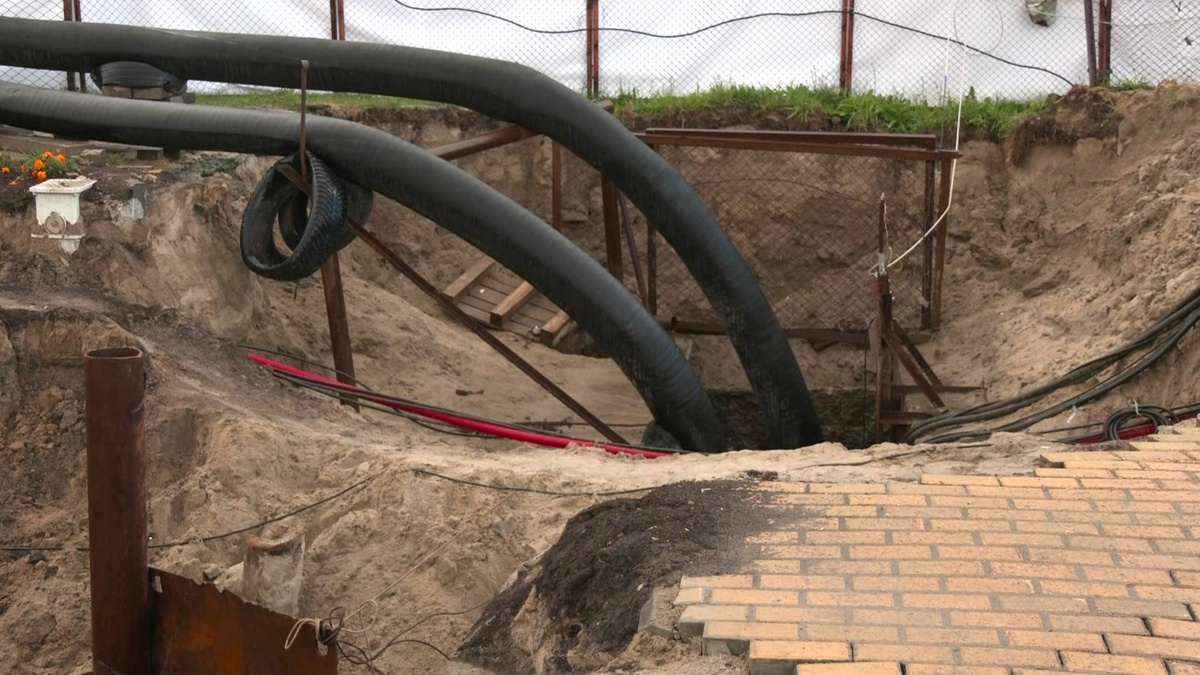    В Сургуте полностью заменили коллектор на центральной площади, где ранее образовалась яма