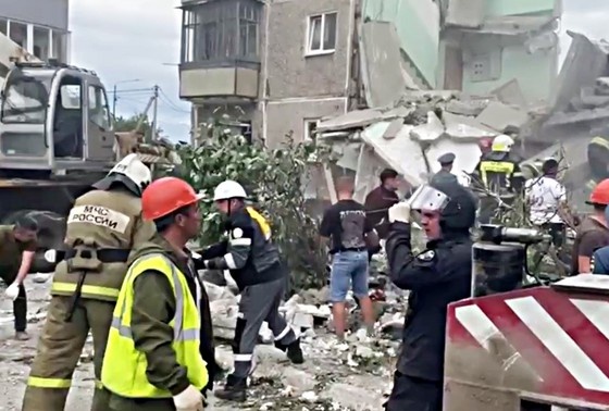    Сотрудники МЧС разбирают завалы на месте взрыва газа в жилом пятиэтажном доме на улице Сибирской в Нижнем Тагиле