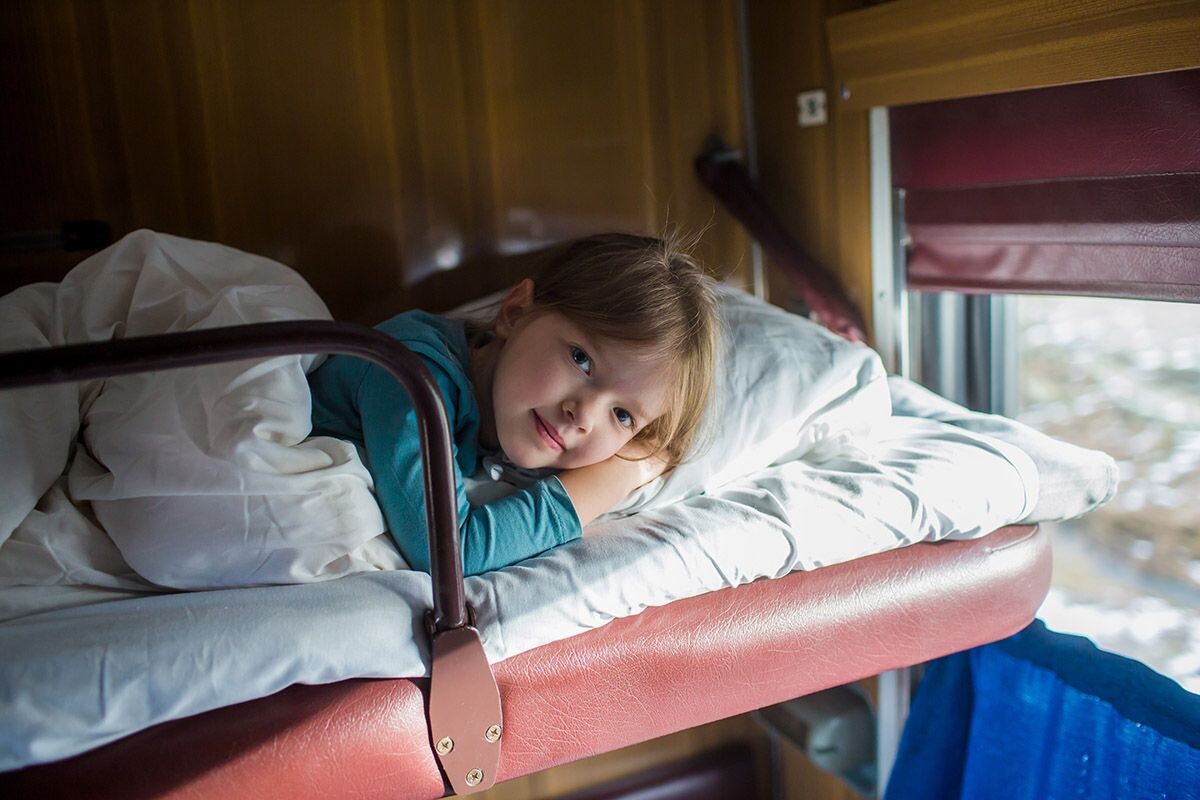 Даже если ребенок любит и может спать на верхней полке, оформите нижнюю — так дешевле. Источник: Shutterstock📷
