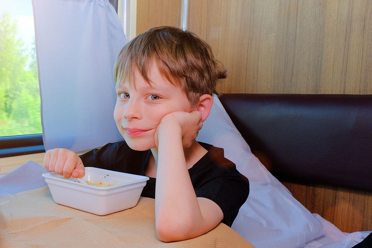 Льготы не распространяются на питание, постельное белье и товары, купленные в поезде. Источник: Shutterstock📷
