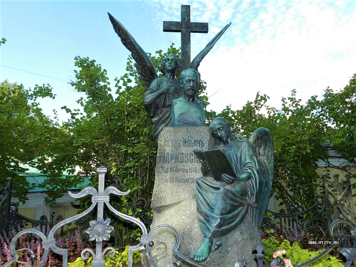 Композитор похоронен в Александро-Невской лавре