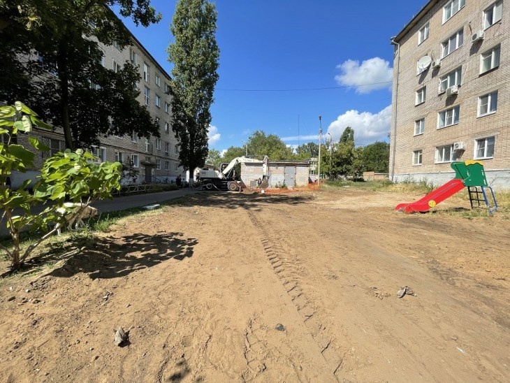 После того как «ПС» подняла вопрос о ситуации во дворе дома по Ярославской, 37, «Т Плюс» приступил к восстановительному благоустройству.