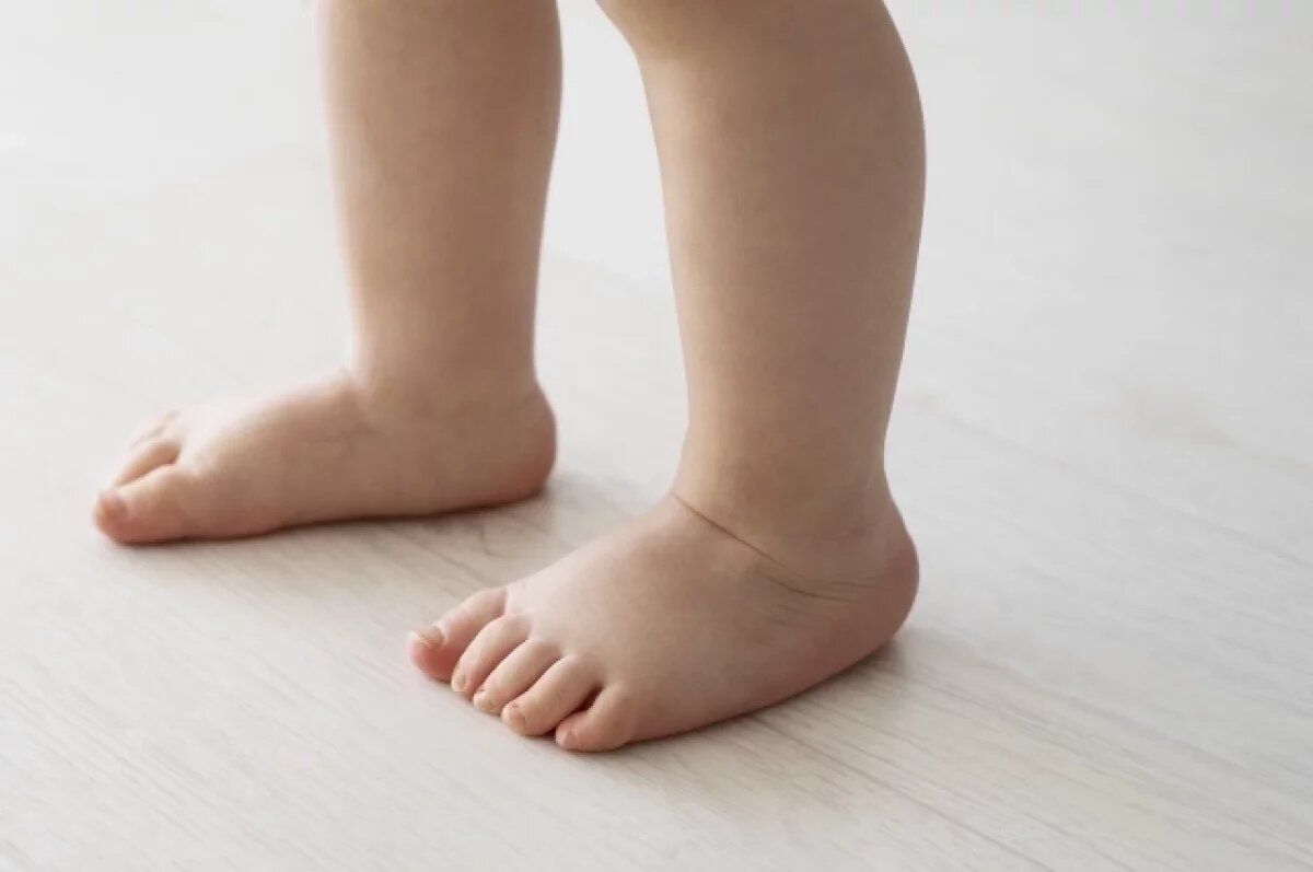    Старший бран забыл запереть дверь и мальчик вышел из квартиры на улицу