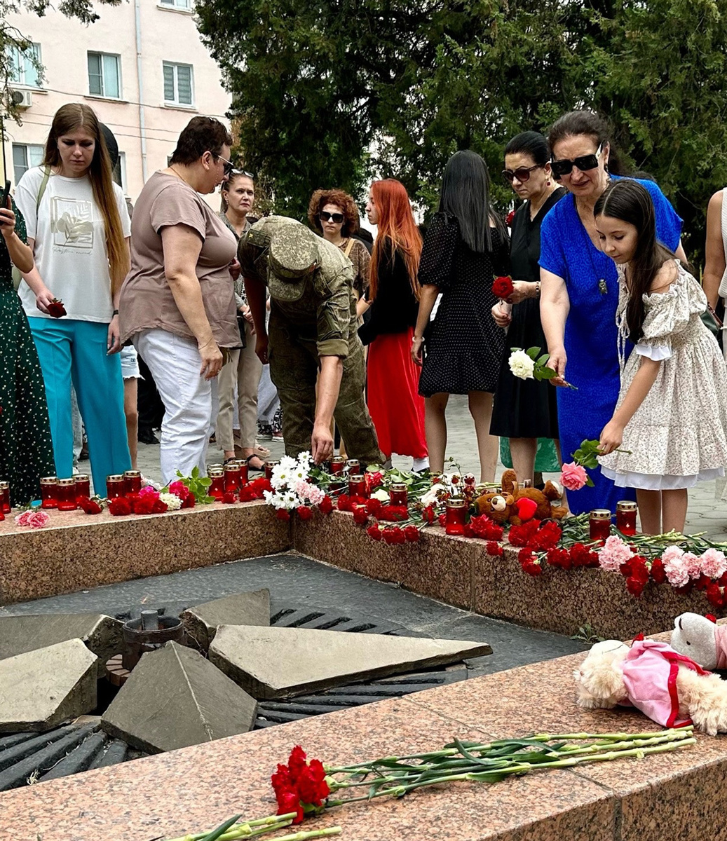 Жители Черкесска возлагают цветы и игрушки к мемориалу «Вечный огонь»