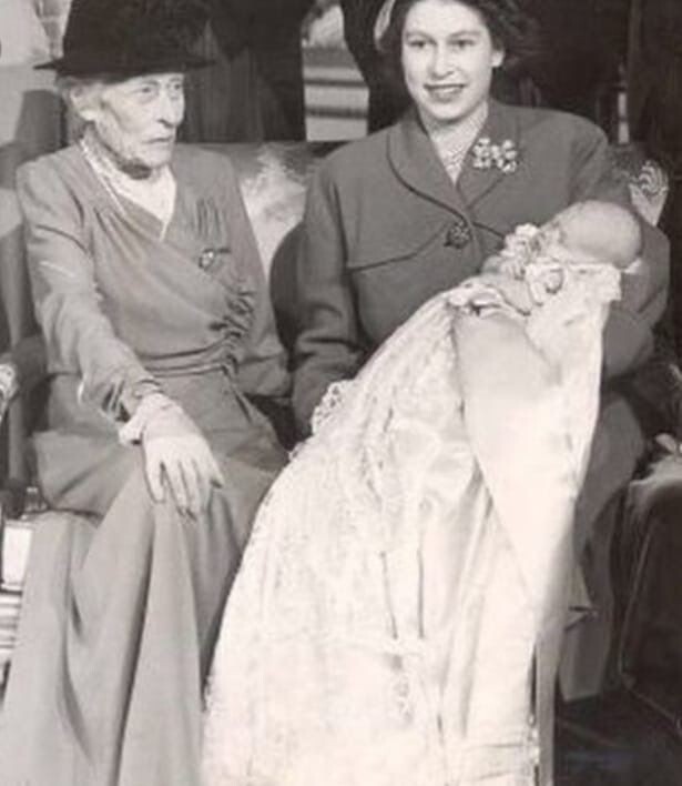 Старшая сестра Александры Федоровны Виктория (в замужестве Баттенберг или на английский манер Маунтбеттен) с супругой внука Филиппа, будущей королевой Елизаветой II и правнуком Чарльзом (король Карл III). Фото 1948 года.