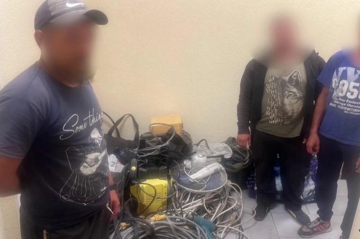    Трое фигурантов задержаны.