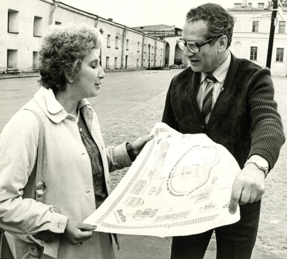 Маркус Вольф дарит платок с планом Берлина переводчице Шереметьевой. 1981 г.