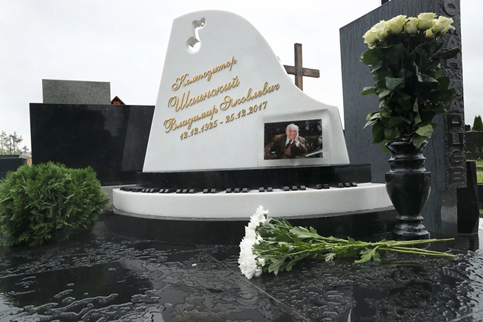  Роскошный памятник на могиле гениального композитора оплатила Алла Пугачёва. / Фото: kp.ru