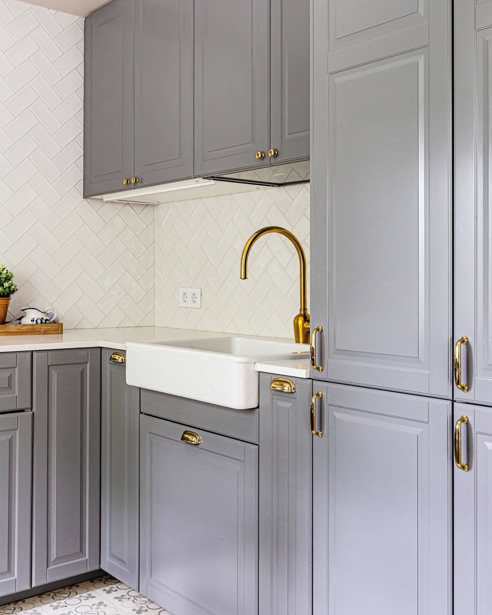 На фото: интерьер квартиры 53 кв.м в г. Пушкине. Дизайнер: Лана Александрова; фотограф: Татьяна Никитина