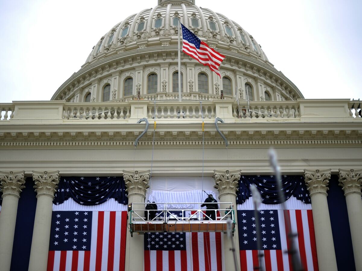    Флаги США на здании Капитолия в Вашингтоне© AFP / Jewel Samad