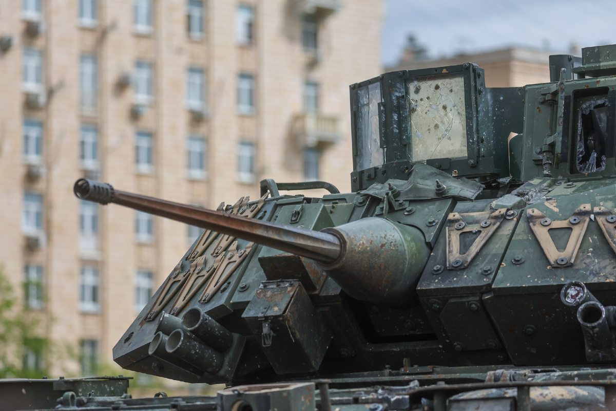 Эта Bradley тоже шла на штурм наших позиций. А потом её. как металлолом, привезли на Поклонную. Фото: © Belkin Alexey news.ru/Globallookpress 
