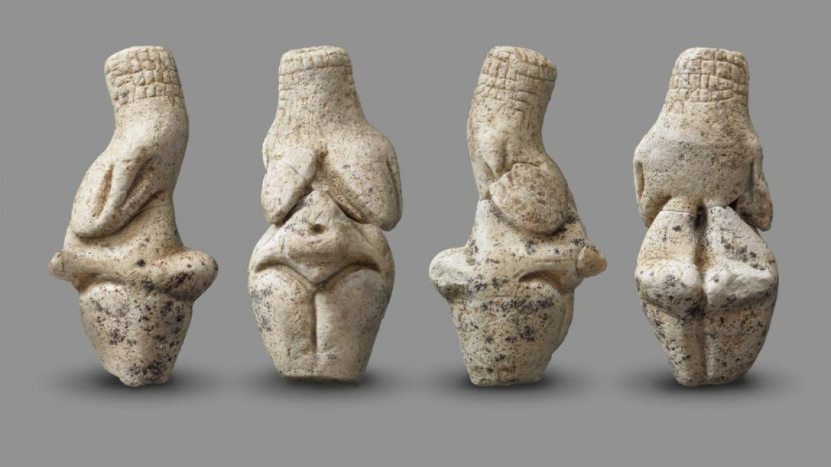 так называемые палеолетические венеры-статуэтки, сладкие для культа женщины-прародительницы (специально стилизованные!!!)