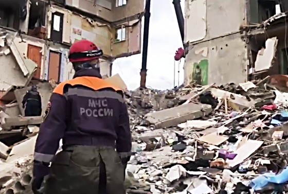    Сотрудник МЧС с собакой ищут людей под завалами на месте взрыва газа в жилом пятиэтажном доме на улице Сибирской в Нижнем Тагиле