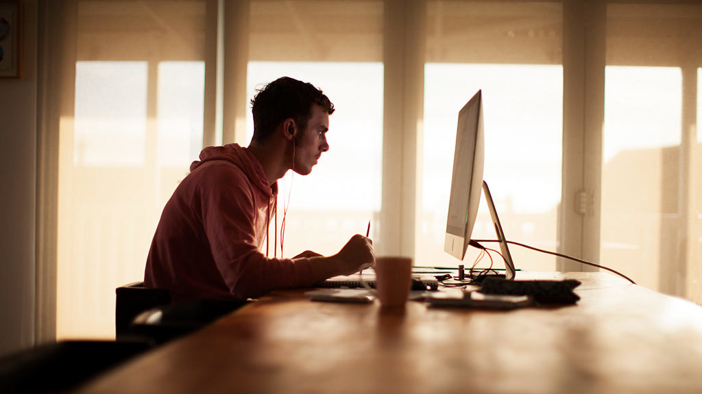 Если на иллюстрации кто-то просто сидит за аймаком и получает за это деньги - задумайтесь