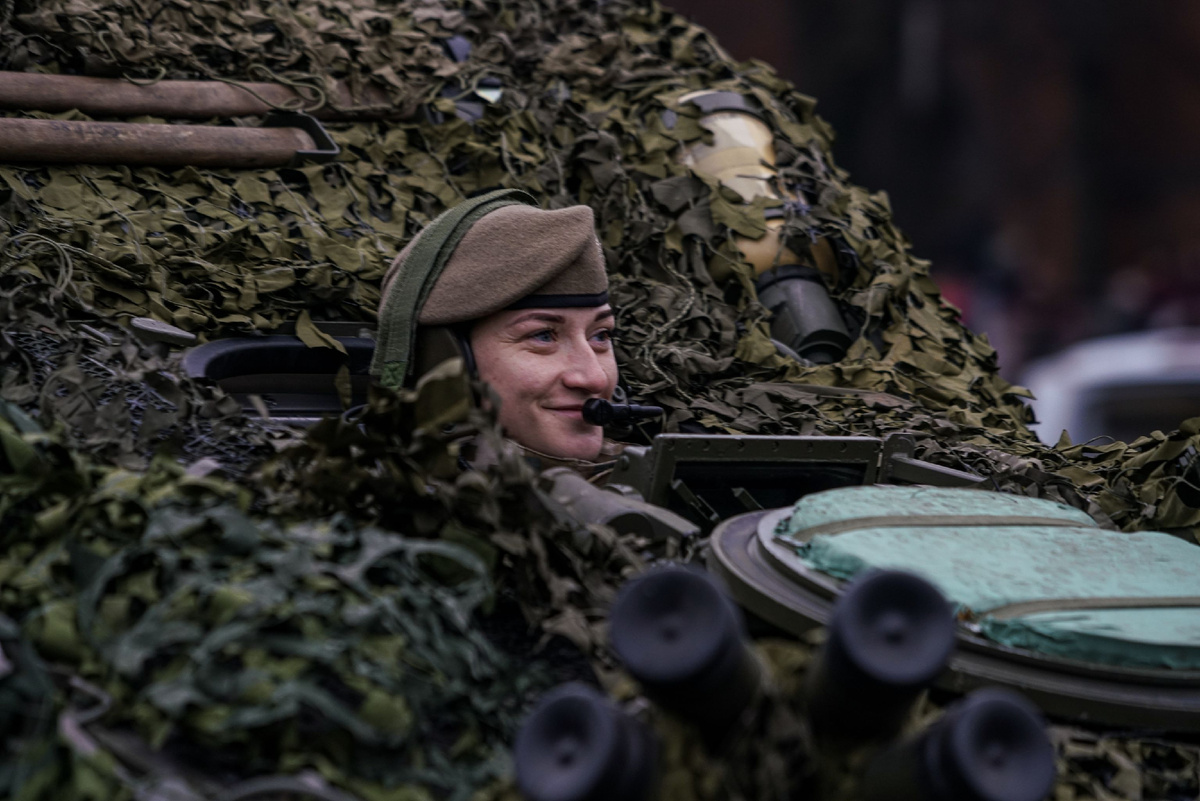 Женщина-мехвод латвийской БМП CVRT на параде в Риге © Sputnik