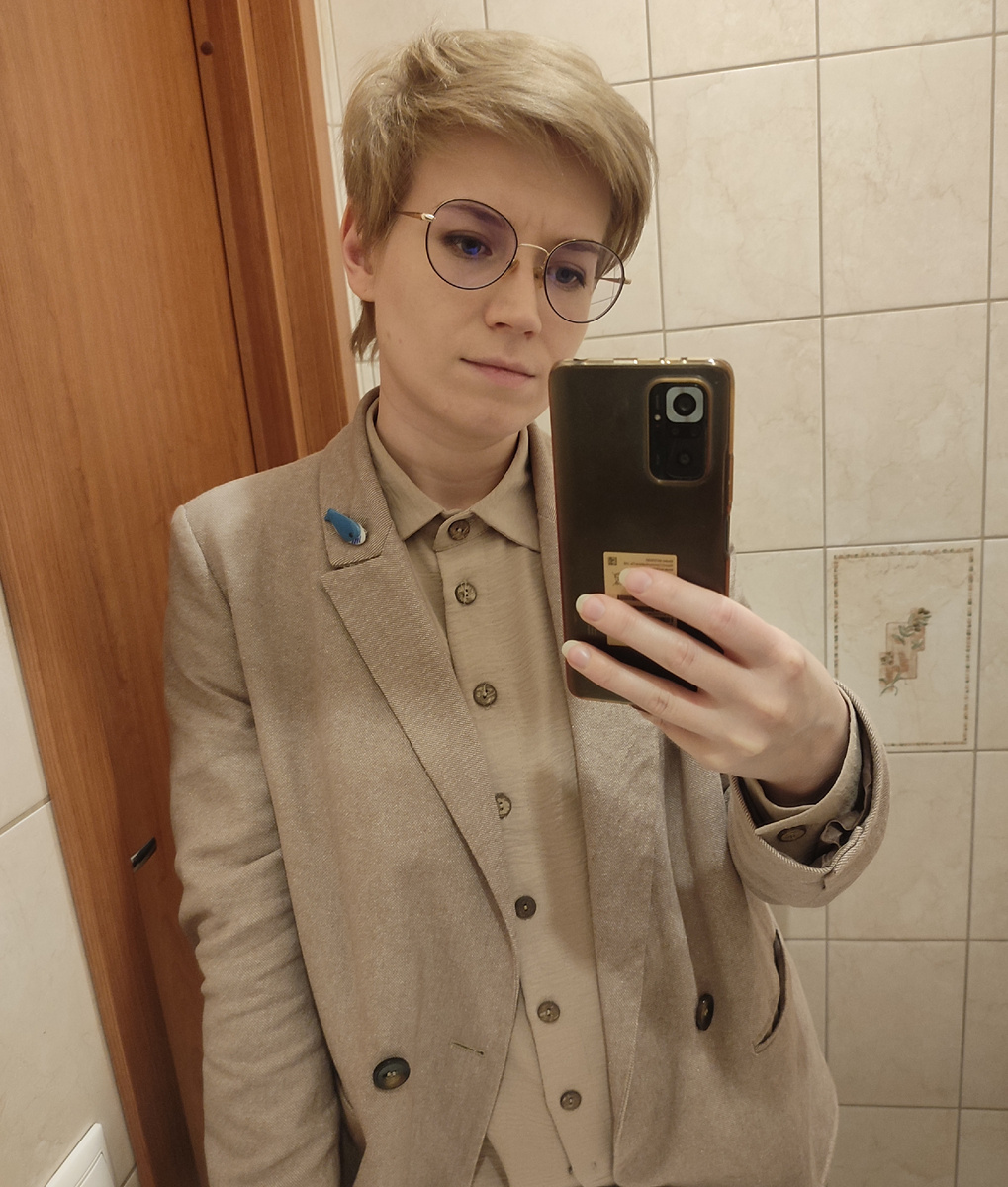 Сливаюсь со стеной и с самой собой