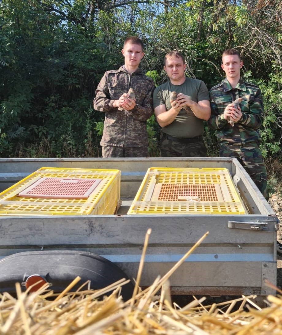 Александр Антоненко со студентами лесхозтехникума Артемом и Сергеем Антоненко.