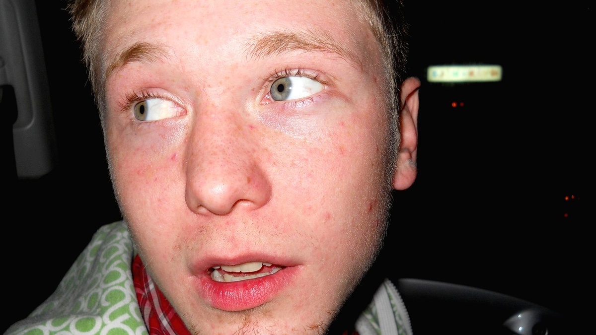 Слишком пристальный взгляд, сверление собеседника глазами может говорить о скрытой агрессии или неприязни