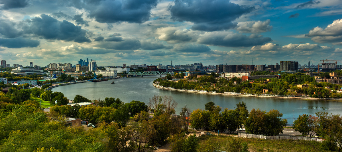 Вид на город из многоуровневого паркинга.