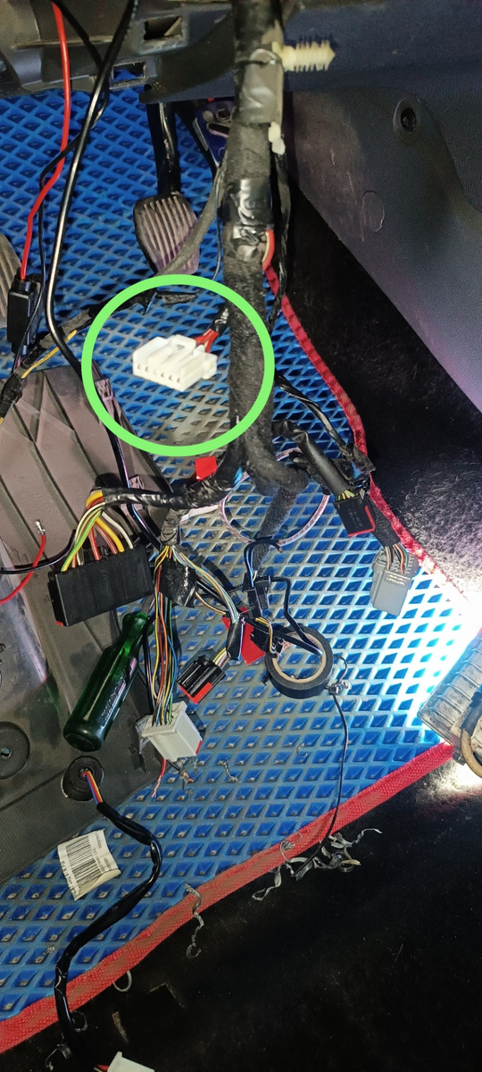 Что за фишка под рулем примотана к жгуту.