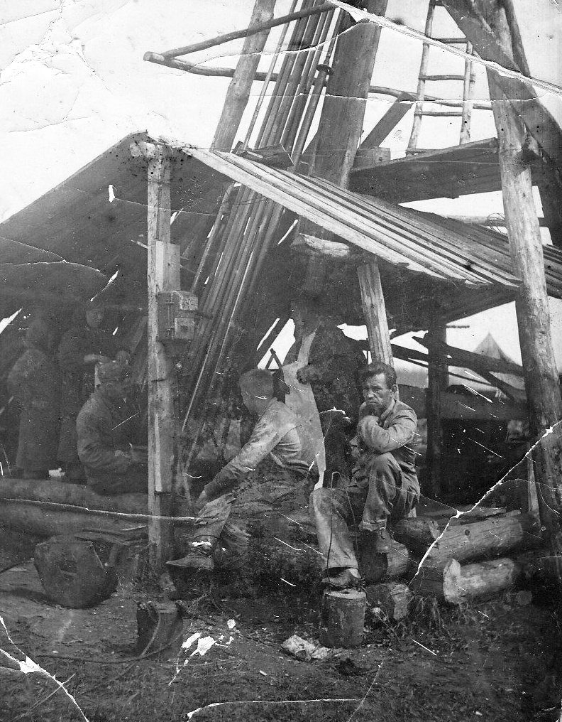 Интересная архивная фотография. Начальник соседнего Карасьевского рудника Фёдор Фёдорович Артёмов на Пороховском руднике. Ориентировочно конец 1940-х годов. По материалам сайта "Рудники Урала" (https://uralmines.ru/porohovskoj-rudnik/)